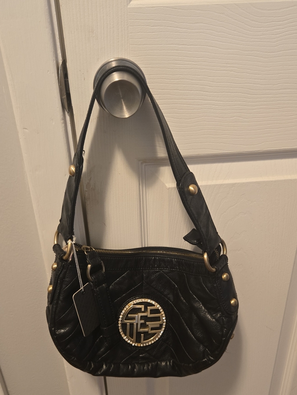 ⭐️✨️Guess Black Quilted Shoulder Bag with Gold Emblem ⭐️✨️